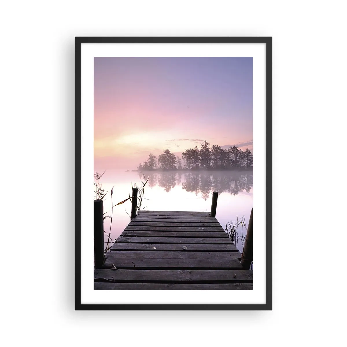 Plakát v černém rámu - Molo u jezera v pastelových barvách ráno - 50x70cm - Z liliové mlhy… - Moderní nástěnná dekorace do obývacího pokoje a ložnice ARTTOR