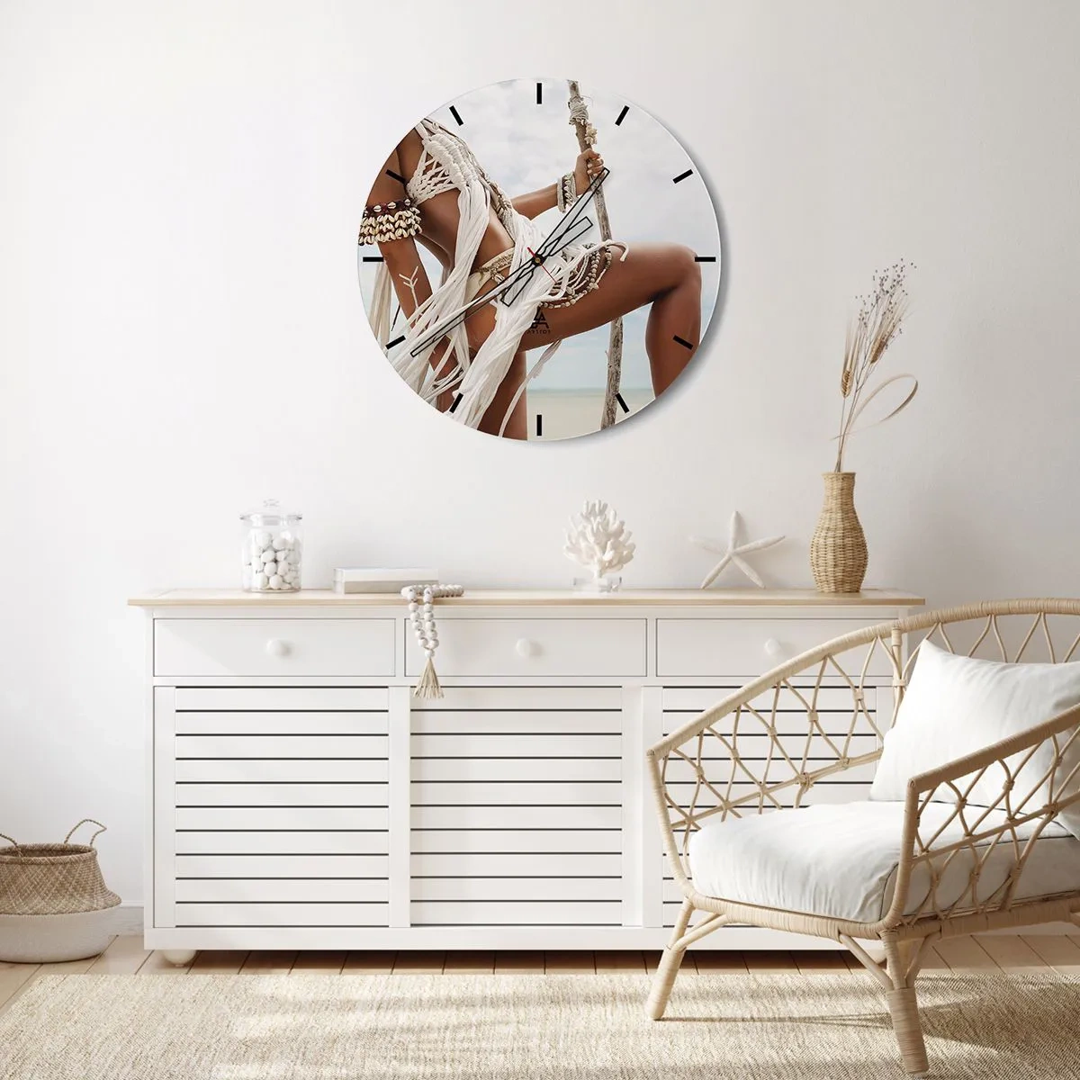 Nástěnné hodiny - Stylizovaná postava v etnických špercích na pozadí pláže. - 30x30cm - Kněžka slunce - Moderní nástěnná dekorace do obývacího pokoje, kuchyně a ložnice ARTTOR