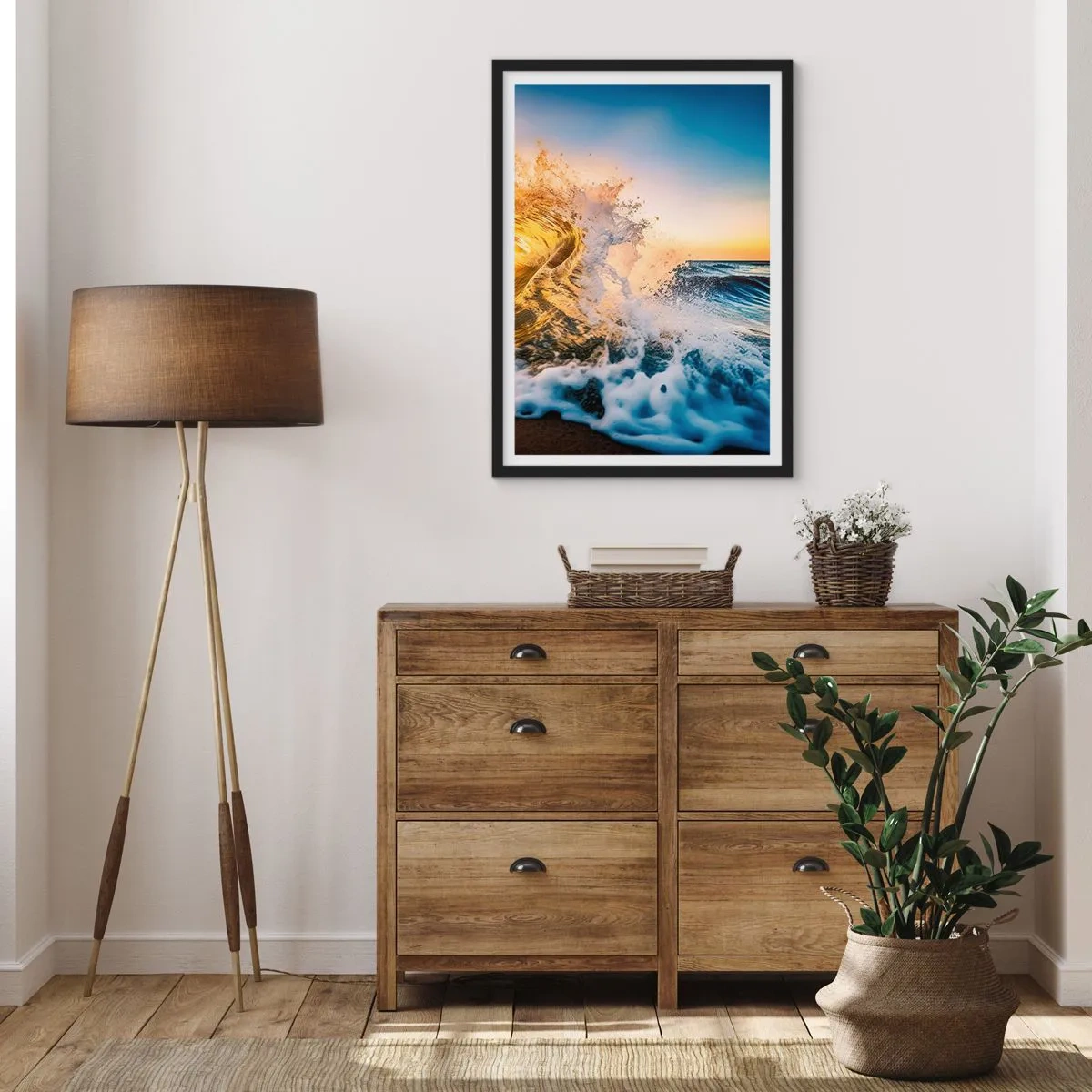 Plakát v černém rámu - Dynamická mořská vlna narážející na břeh při západu slunce - 50x70cm - Hra v písku - Moderní nástěnná dekorace do obývacího pokoje a ložnice ARTTOR