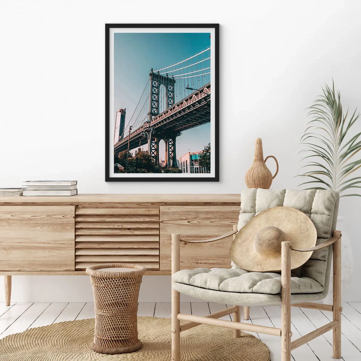 Plakát v černém rámu - Visutý most v moderním městě proti modré obloze - 50x70cm - Nad vlnami města - Moderní nástěnná dekorace do obývacího pokoje a ložnice ARTTOR
