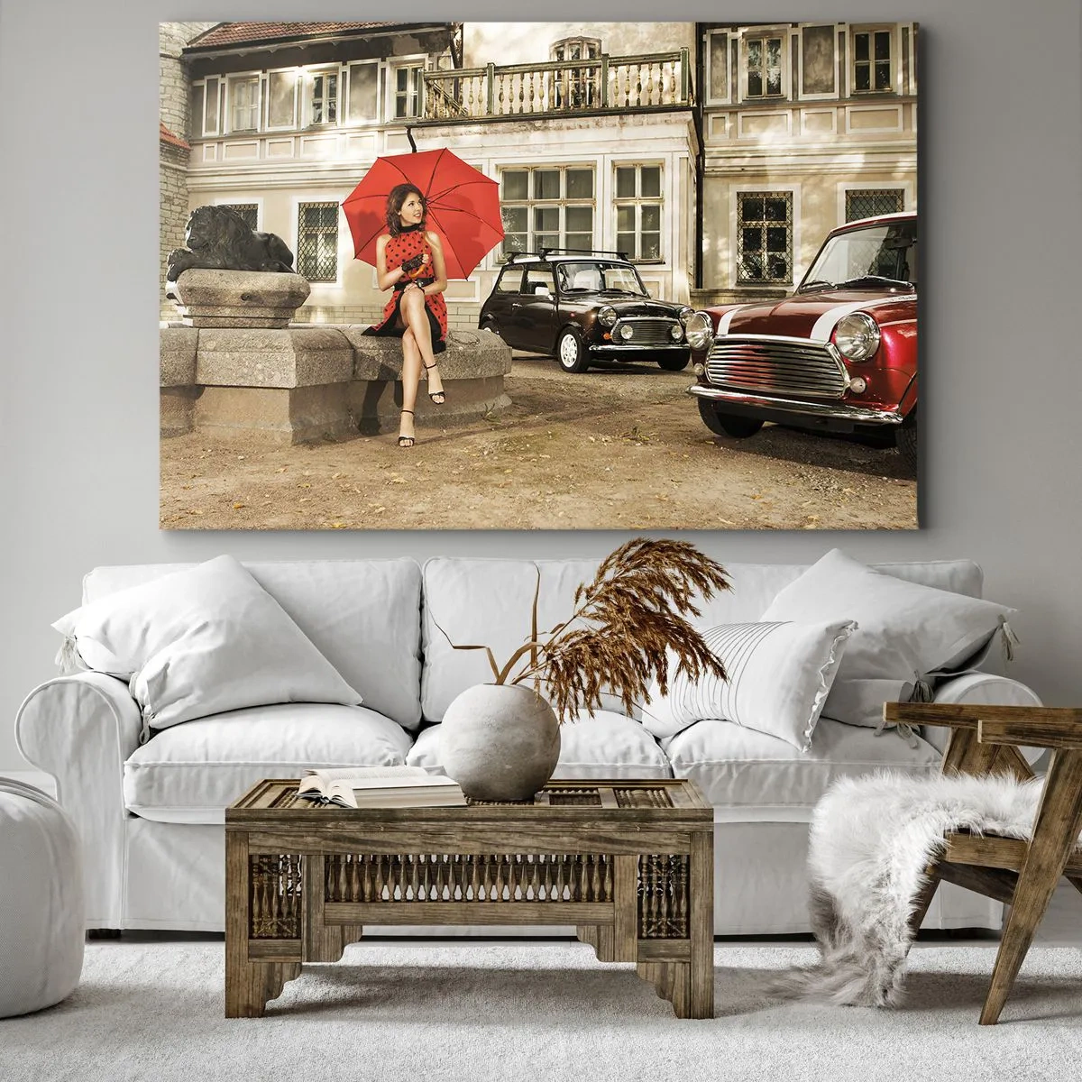 Obraz na plátně - Žena s červeným deštníkem u klasických aut - 70x50cm - Sentimentální mini cestování - Moderní nástěnná dekorace do obývacího pokoje a ložnice ARTTOR