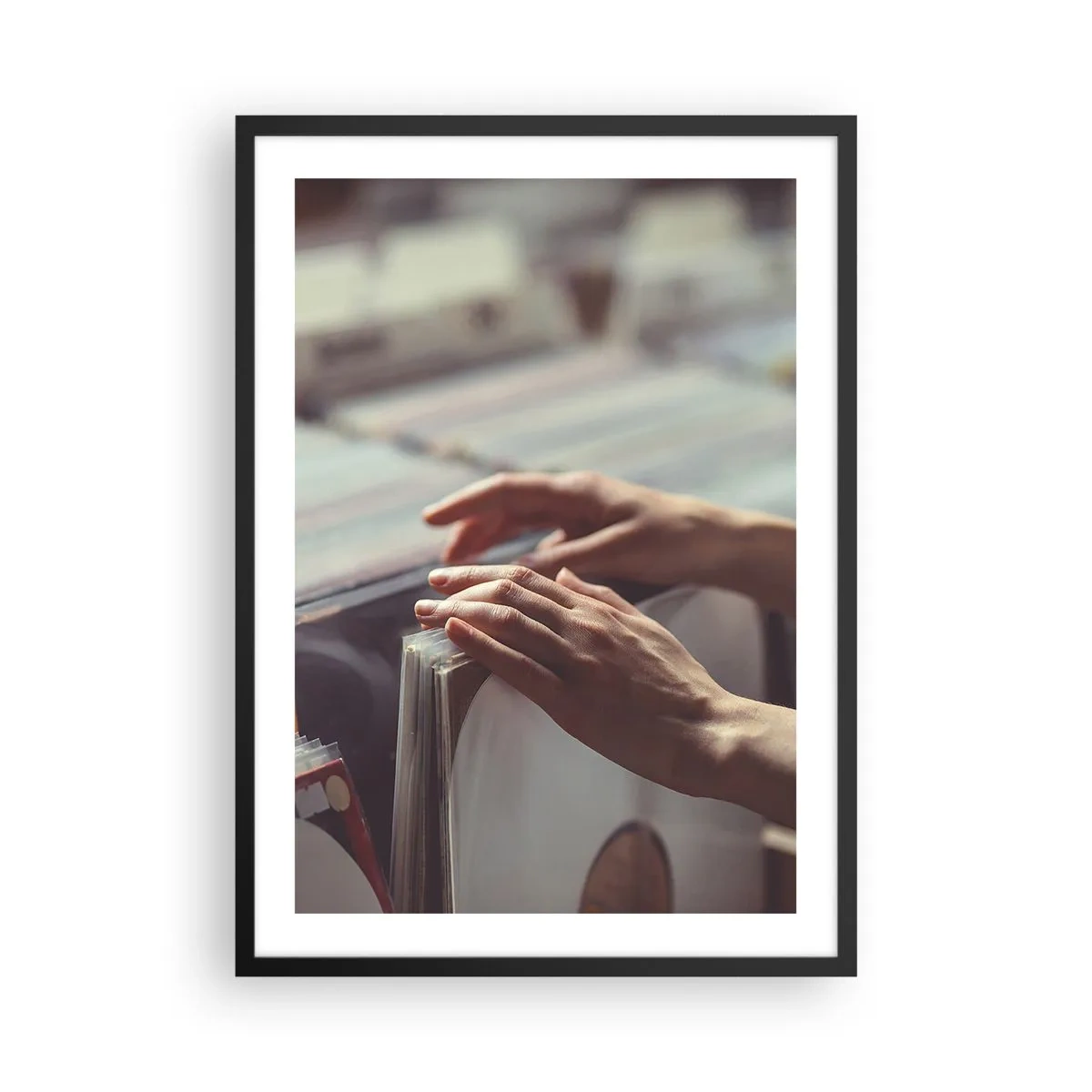 Plakát v černém rámu - Ruce prohlížející vinylové desky v hudebním obchodě - 50x70cm - Hledání emocí - Moderní nástěnná dekorace do obývacího pokoje a ložnice ARTTOR