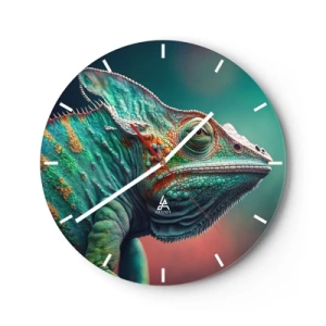 Nástěnné hodiny - Detailní záběr barevného chameleona na zeleném a růžovém pozadí. - 30x30cm - Vidíš mě? To není dobré… - Moderní nástěnná dekorace do obývacího pokoje, kuchyně a ložnice ARTTOR