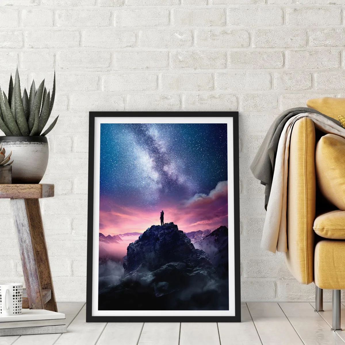Plakát v černém rámu - Silueta osoby na vrcholu hory pod hvězdnou oblohou - 50x70cm - A pocítil život - Moderní nástěnná dekorace do obývacího pokoje a ložnice ARTTOR