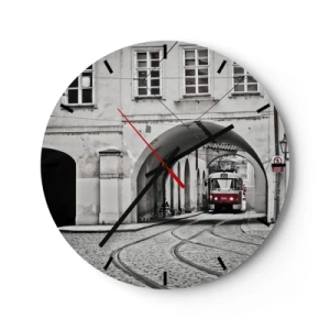Nástěnné hodiny - Tramvaj projíždějící obloukem v monochromatickém stylu. - 30x30cm - Městským labyrintem - Moderní nástěnná dekorace do obývacího pokoje, kuchyně a ložnice ARTTOR