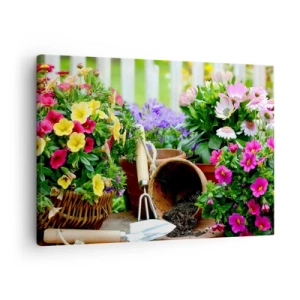 Obraz na plátně - Barevné květiny v květináčích se zahradnickým nářadím na stole - 70x50cm - Zahrádka Žofky - Moderní nástěnná dekorace do obývacího pokoje a ložnice ARTTOR