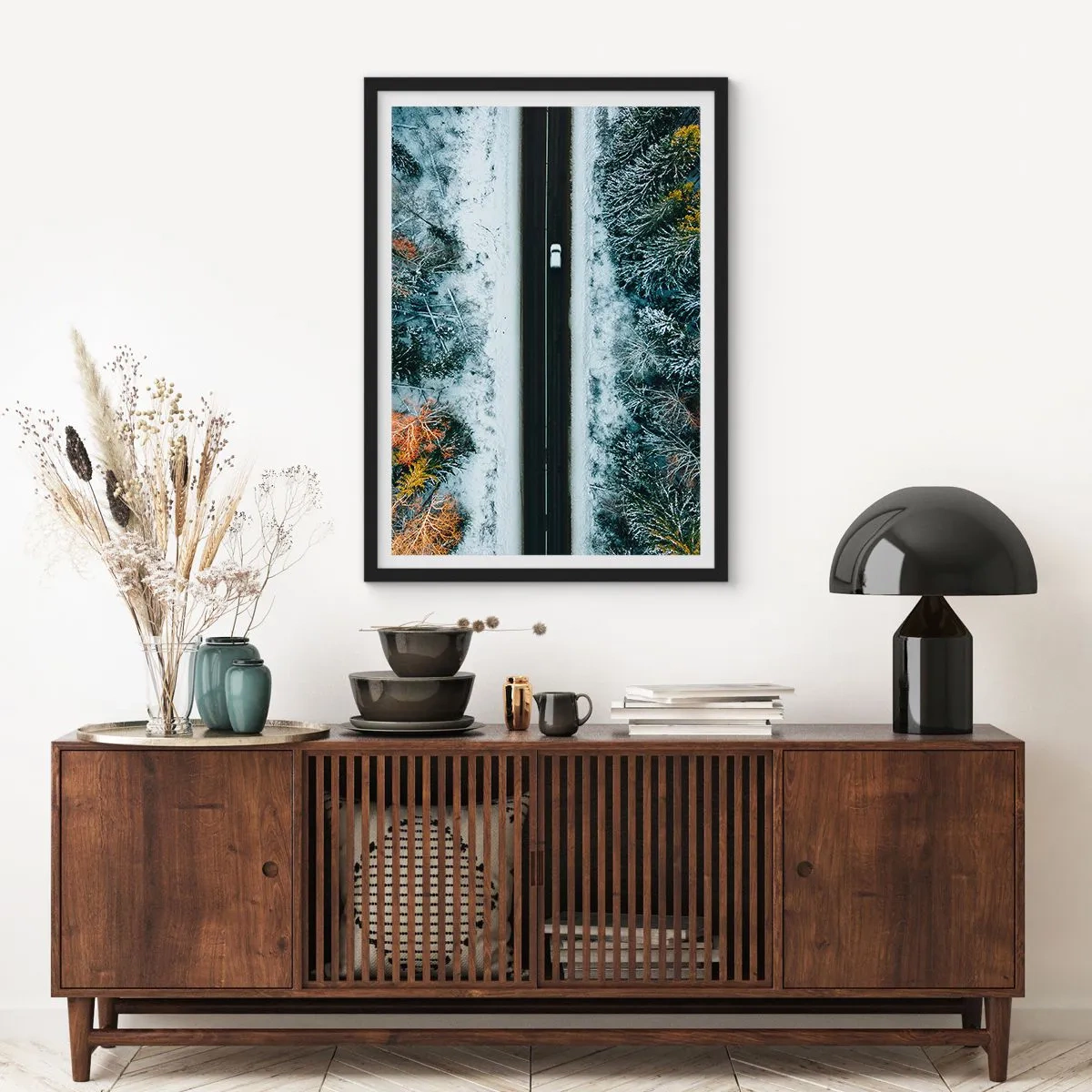 Plakát v černém rámu - Pohled z ptačí perspektivy na zimní les s cestou a jediným autem - 50x70cm - Přes zimní les - Moderní nástěnná dekorace do obývacího pokoje a ložnice ARTTOR