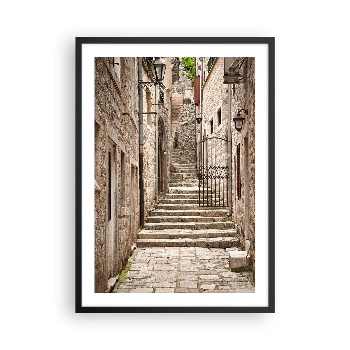 Plakát v černém rámu - Kamenná ulice s historickými schody a lucernami - 50x70cm - Kouzelná stará ulička - Moderní nástěnná dekorace do obývacího pokoje a ložnice ARTTOR