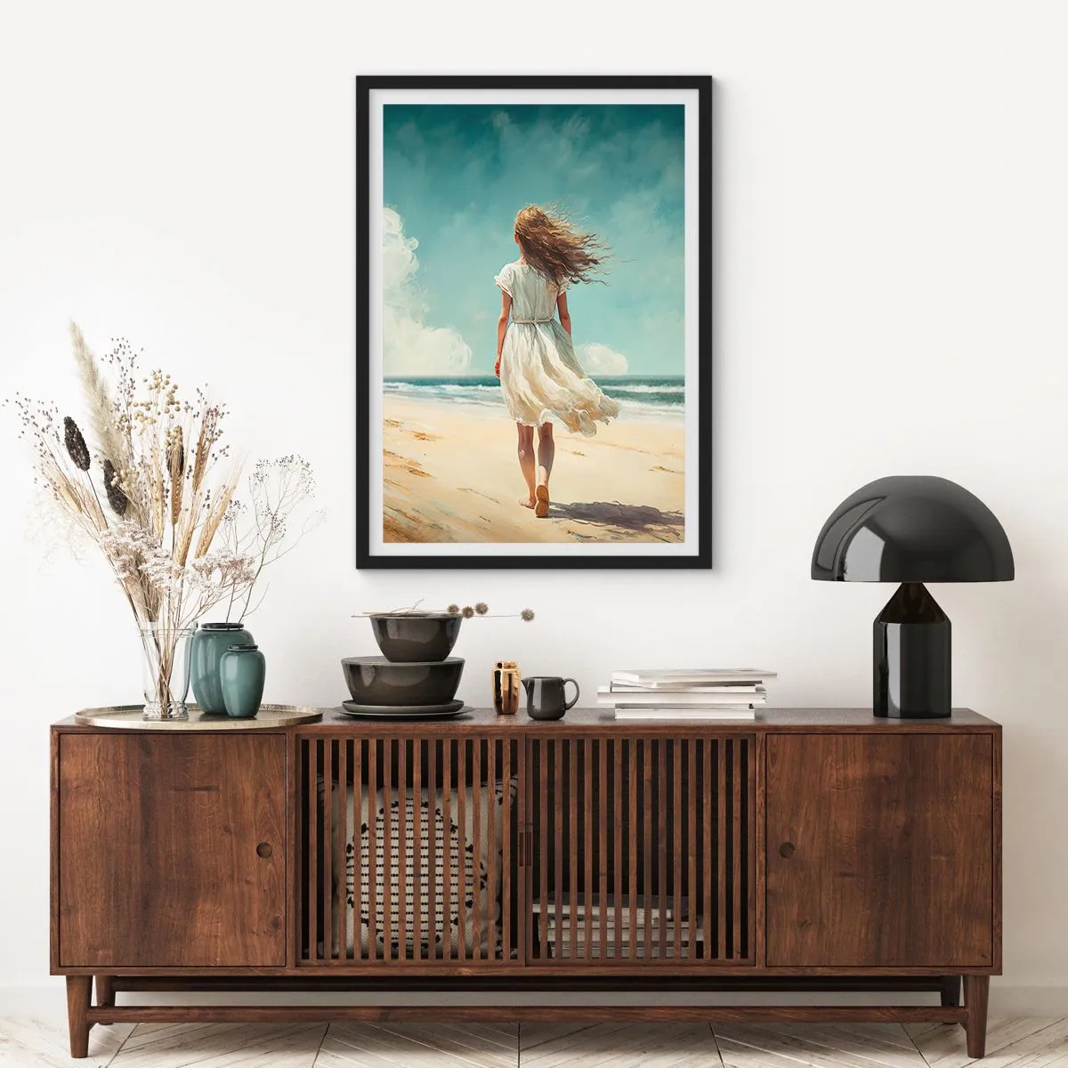 Plakát v černém rámu - Žena v bílých šatech kráčí po pláži u moře - 50x70cm - Směrem k slunci a větru - Moderní nástěnná dekorace do obývacího pokoje a ložnice ARTTOR