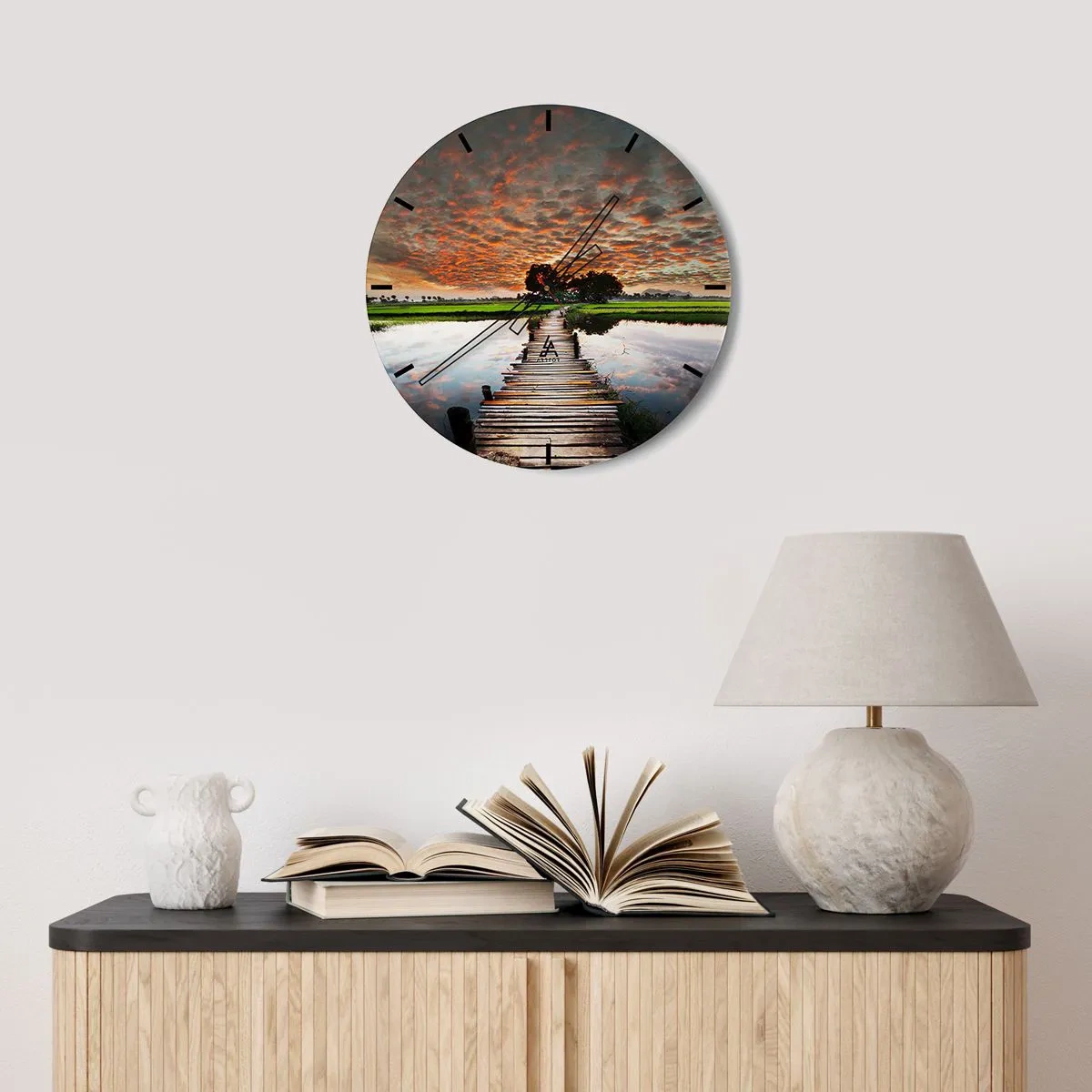 Nástěnné hodiny - Molo na pozadí malebného západu slunce - 30x30cm - Roztáhněte ruce - dýchejte - Moderní nástěnná dekorace do obývacího pokoje, kuchyně a ložnice ARTTOR