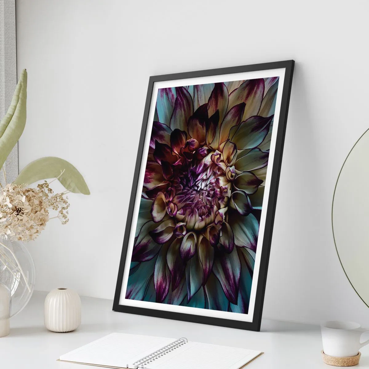 Plakát v černém rámu - Makrofotografie tmavých jiřin v odstínech fialové a zlaté - 50x70cm - Rozkvět mládí - Moderní nástěnná dekorace do obývacího pokoje a ložnice ARTTOR