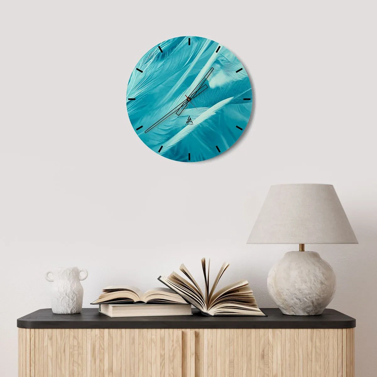 Nástěnné hodiny - Modré peří v jemném záběru - 30x30cm - Utonout v chmýří - Moderní nástěnná dekorace do obývacího pokoje, kuchyně a ložnice ARTTOR