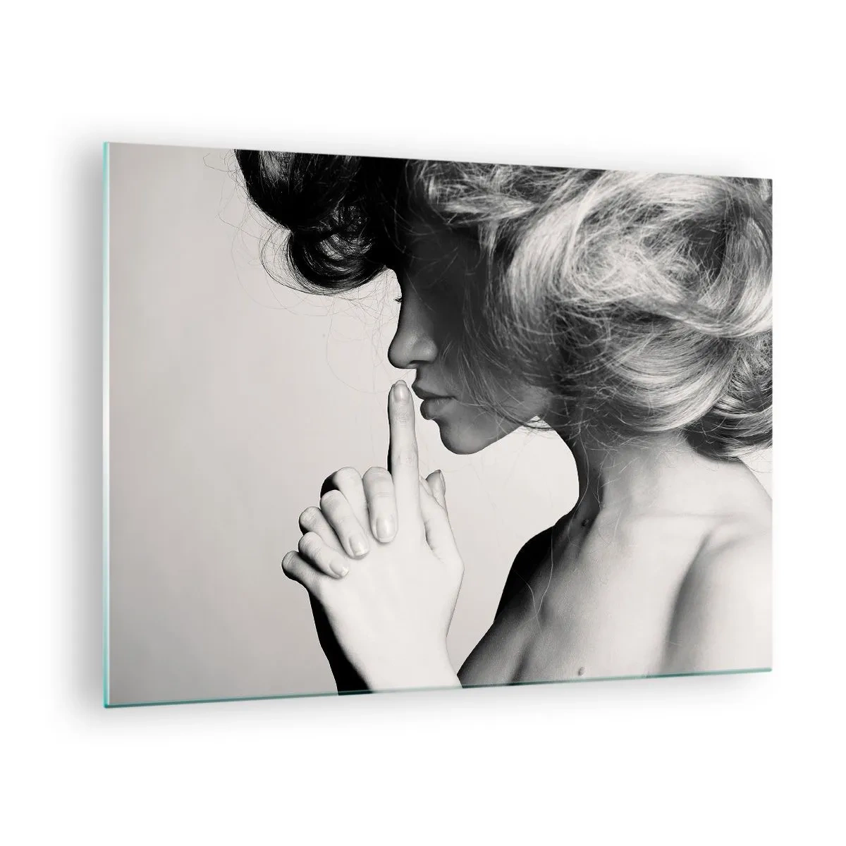 Obraz na skle - Žena na černobílé fotografii gesty vyzývající k tichu - 70x50cm - Zahleděná do sebe - Moderní nástěnná dekorace do obývacího pokoje a ložnice ARTTOR