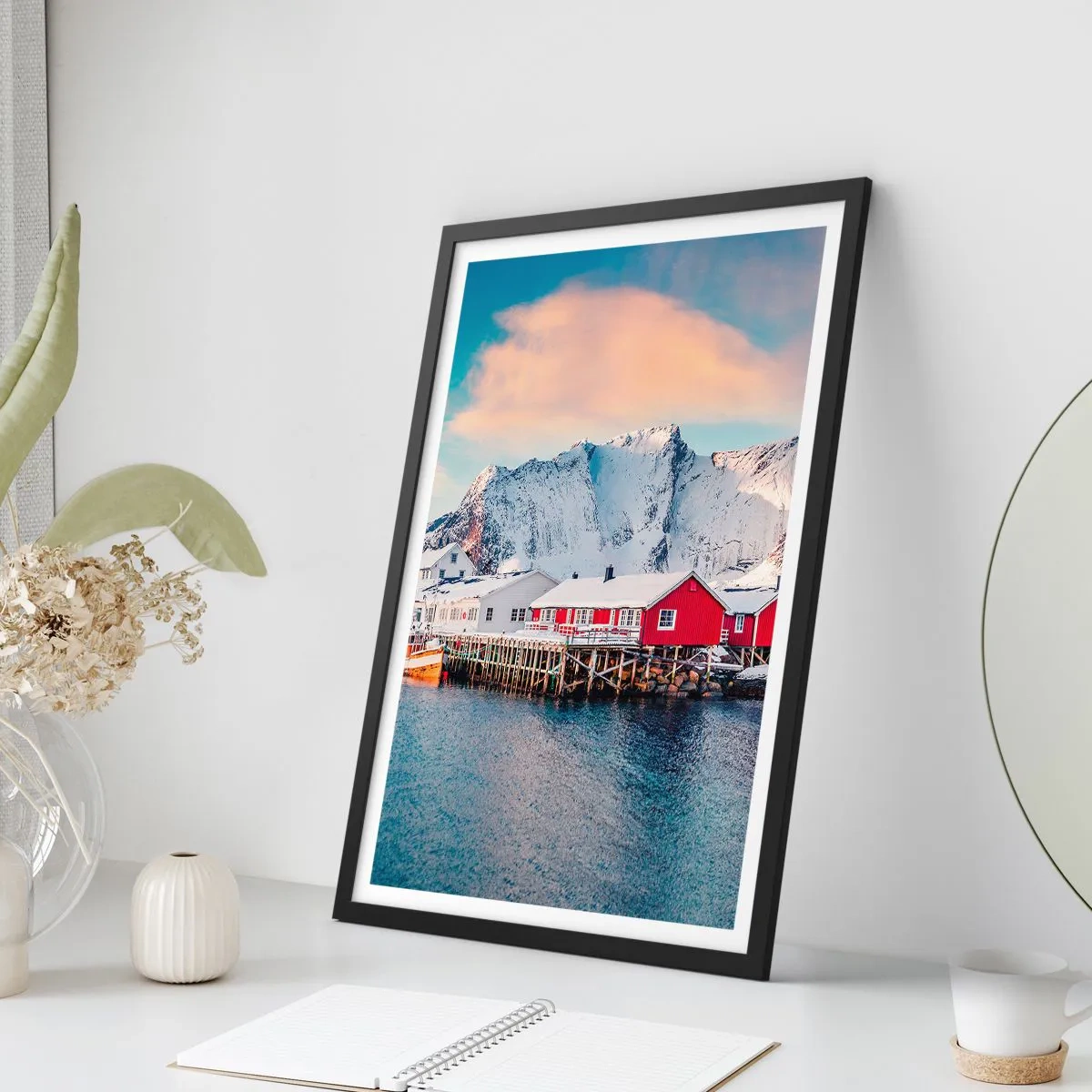 Plakát v černém rámu - Skandinávské domy na pozadí zasněžených hor a klidné vody - 50x70cm - Severní útočiště - Moderní nástěnná dekorace do obývacího pokoje a ložnice ARTTOR