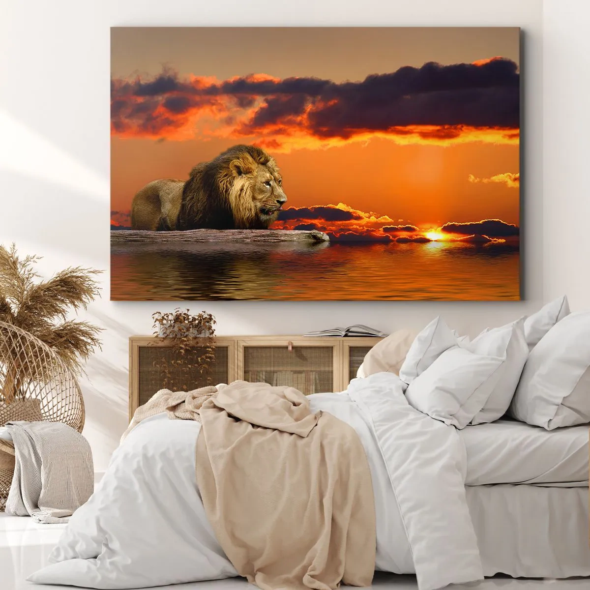 Obraz na plátně - Lev odpočívá u vody při západu slunce s dramatickou oblohou. - 70x50cm - Král přírody - Moderní nástěnná dekorace do obývacího pokoje a ložnice ARTTOR