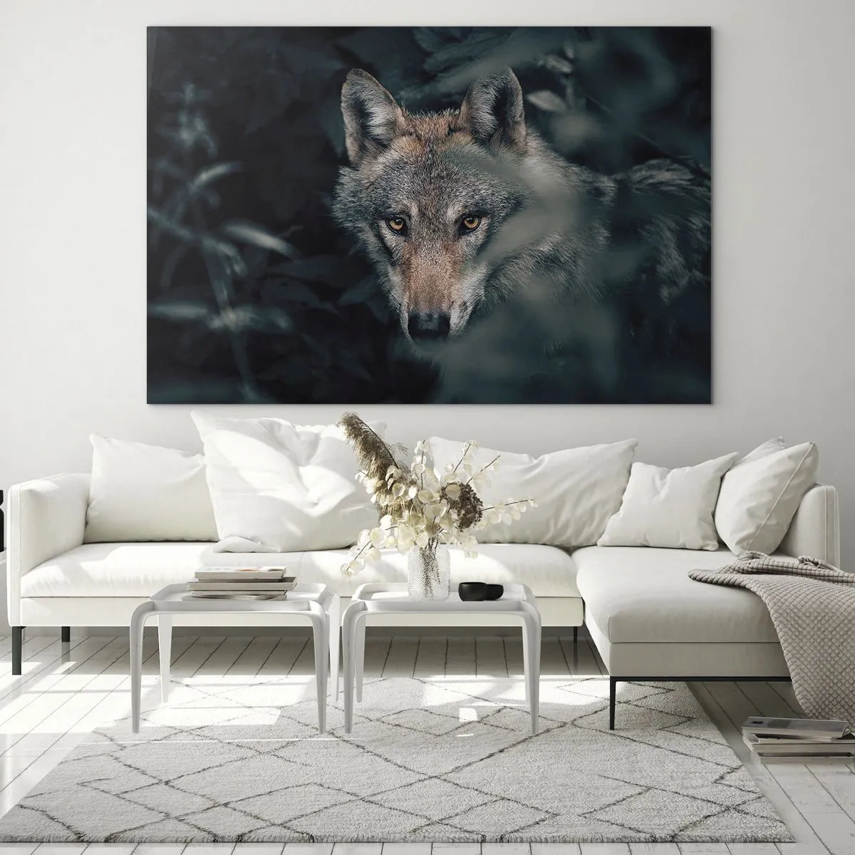 Obraz na skle - Vlk ostražitě sleduje ze svého úkrytu v lesní houštině - 70x50cm - Predátor - Moderní nástěnná dekorace do obývacího pokoje a ložnice ARTTOR