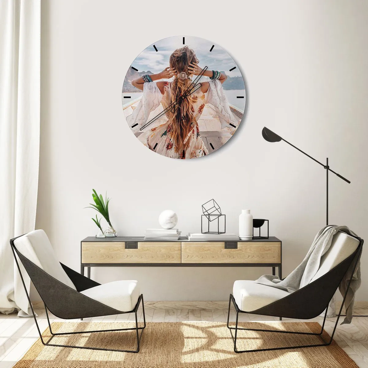 Nástěnné hodiny - Žena na lodi s rozpuštěnými vlasy v boho stylu - 30x30cm - Na cestě ke štěstí - Moderní nástěnná dekorace do obývacího pokoje, kuchyně a ložnice ARTTOR