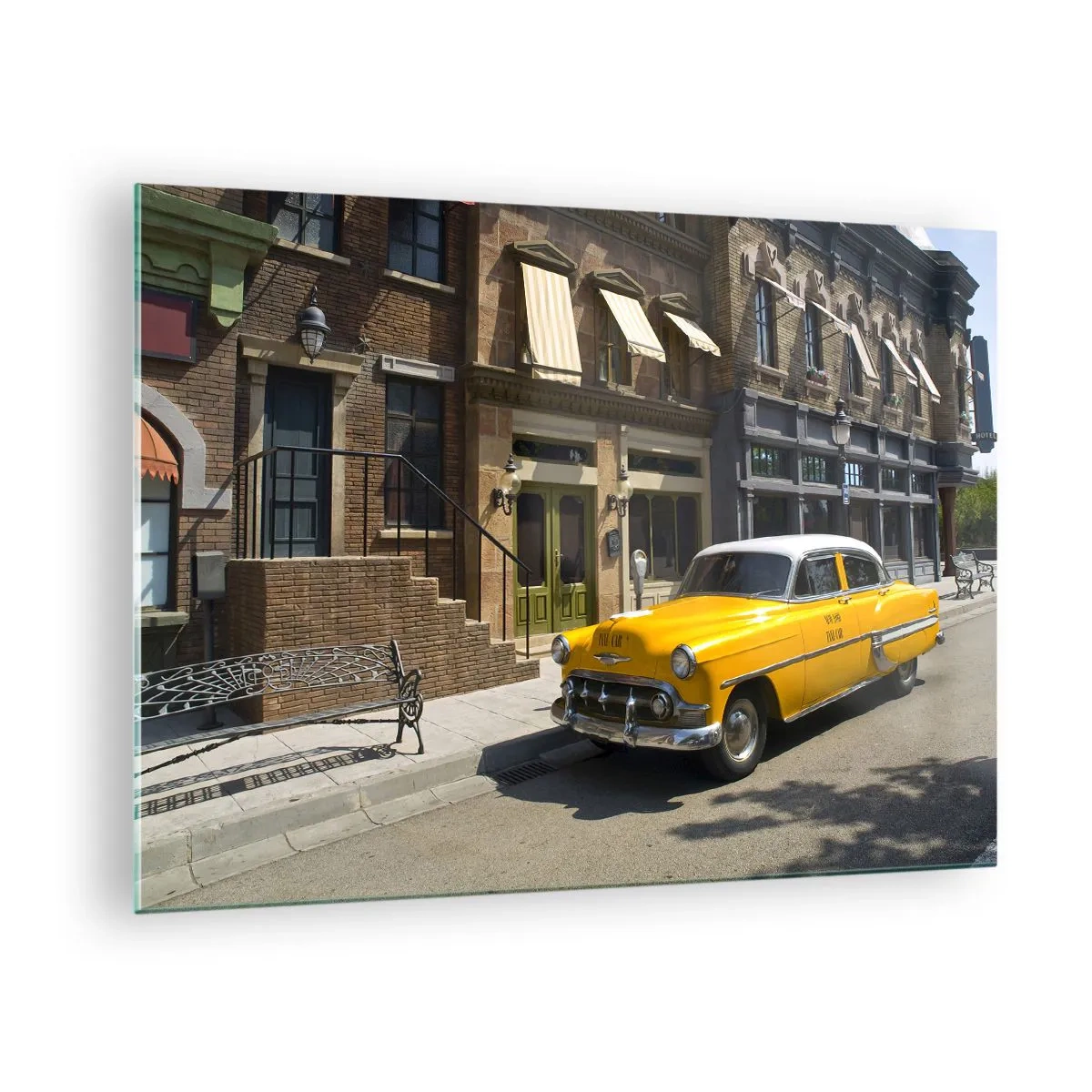 Obraz na skle - Žluté taxi na pozadí klasického činžovního domu - 70x50cm - Kdysi dávno v Americe - Moderní nástěnná dekorace do obývacího pokoje a ložnice ARTTOR