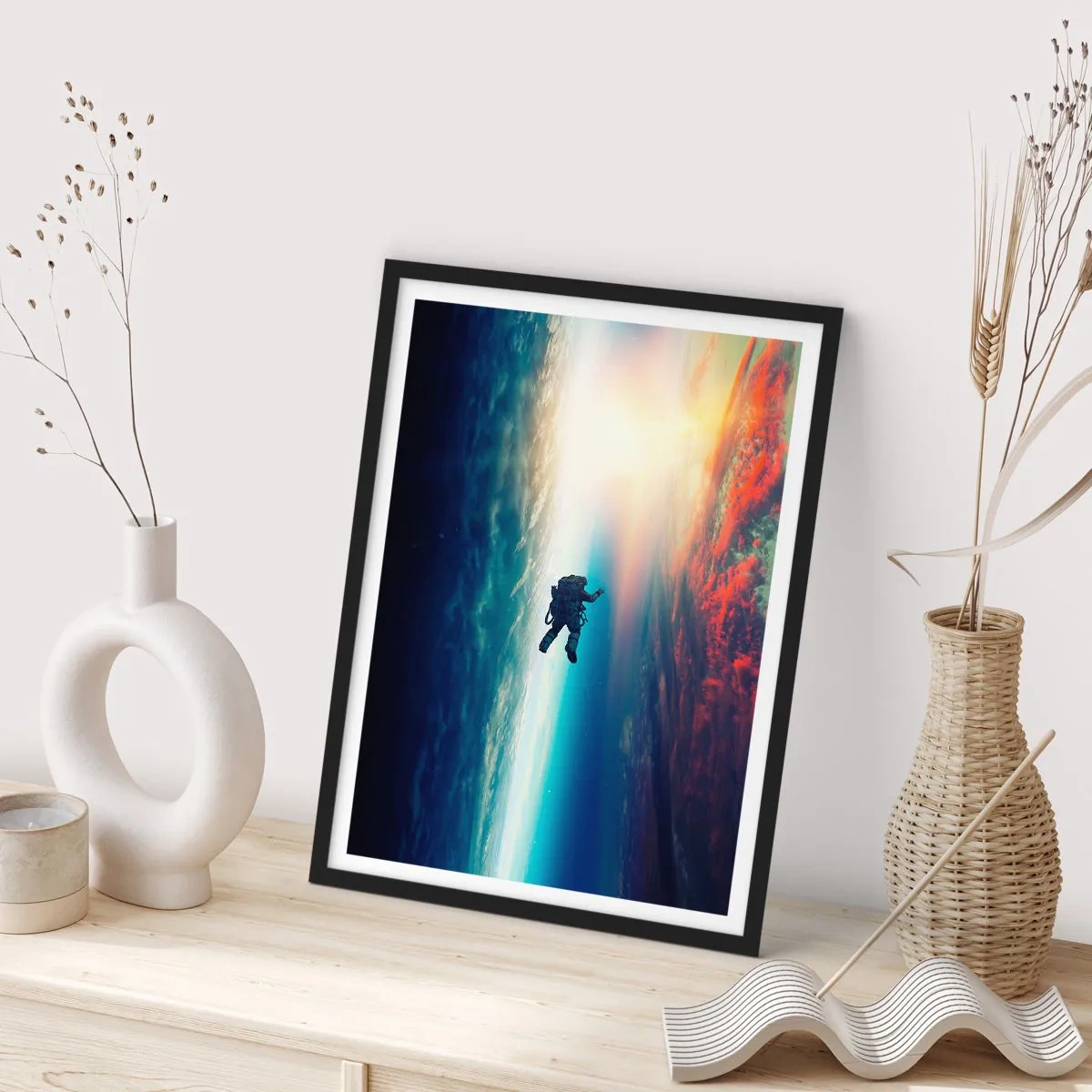 Plakát v černém rámu - Astronaut ve vesmíru se Zemí a Sluncem v pozadí - 50x70cm - Tváří v tvář vesmíru - Moderní nástěnná dekorace do obývacího pokoje a ložnice ARTTOR
