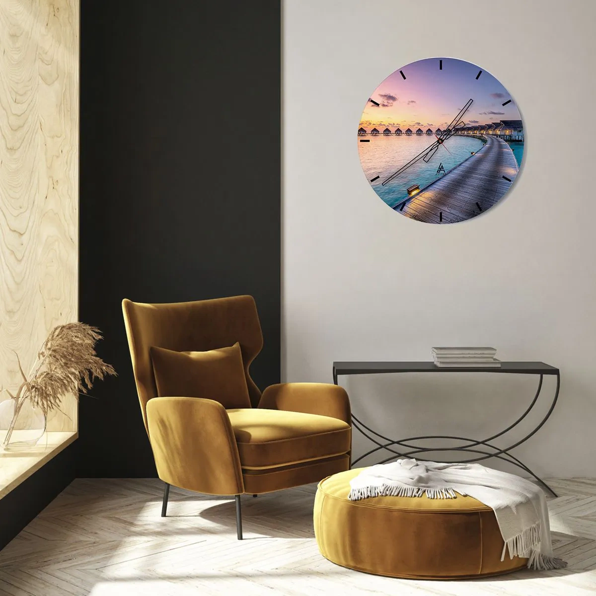 Nástěnné hodiny - Cesta podél pláže s bungalovy na pozadí zapadajícího slunce - 30x30cm - Prázdniny - návrat k pramenům - Moderní nástěnná dekorace do obývacího pokoje, kuchyně a ložnice ARTTOR