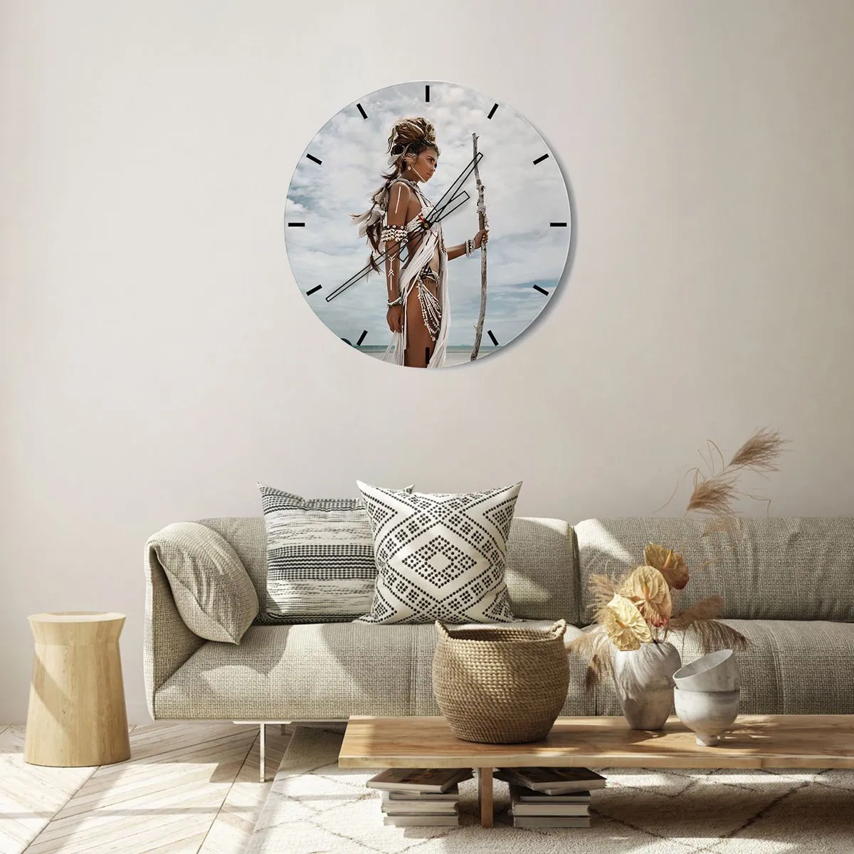 Nástěnné hodiny - Portrét ženy s etnickými dekoracemi proti obloze - 30x30cm - Královna tropů - Moderní nástěnná dekorace do obývacího pokoje, kuchyně a ložnice ARTTOR