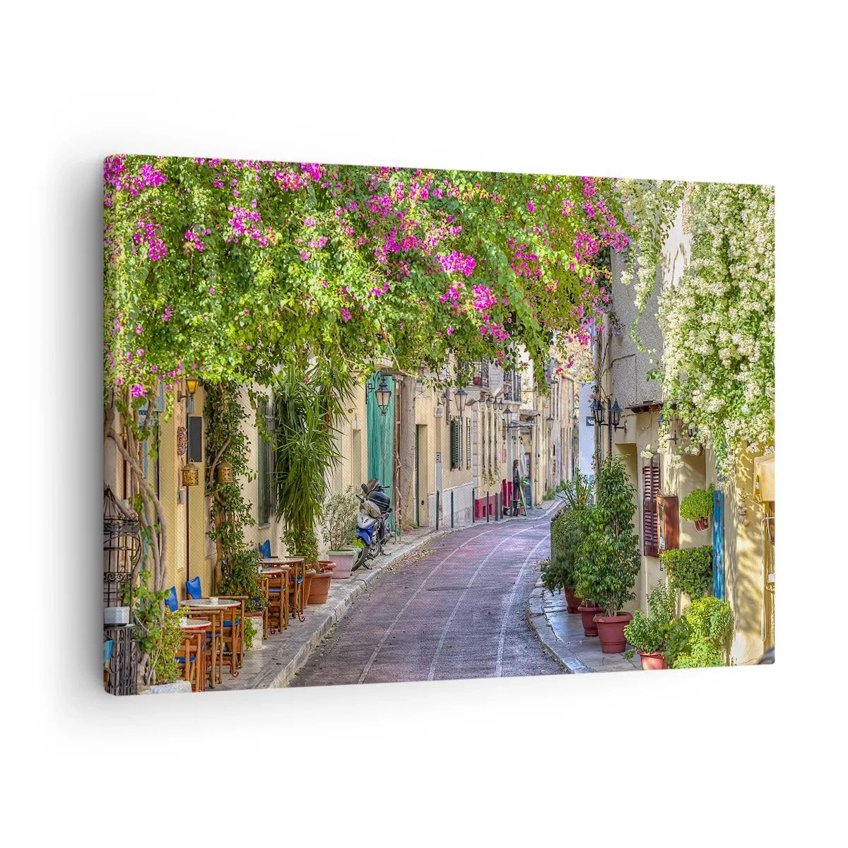 Obraz na plátně - Okouzlující ulice s kvetoucími vinnými révami a kavárenskými stolky - 70x50cm - Kvetoucí zákoutí - Moderní nástěnná dekorace do obývacího pokoje a ložnice ARTTOR