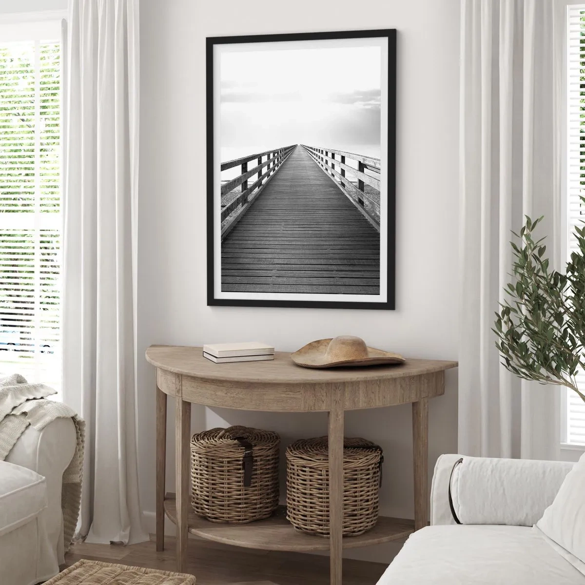 Plakát v černém rámu - Černobílý most vedoucí do nekonečna - 50x70cm - Do dálky… - Moderní nástěnná dekorace do obývacího pokoje a ložnice ARTTOR
