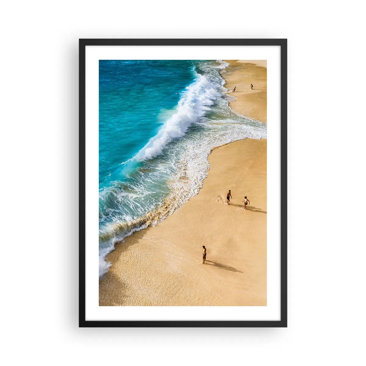 Plakát v černém rámu - Zlatá pláž s tyrkysovými vlnami a lidmi, kteří se procházejí kolem - 50x70cm - A pak slunce, pláž… - Moderní nástěnná dekorace do obývacího pokoje a ložnice ARTTOR