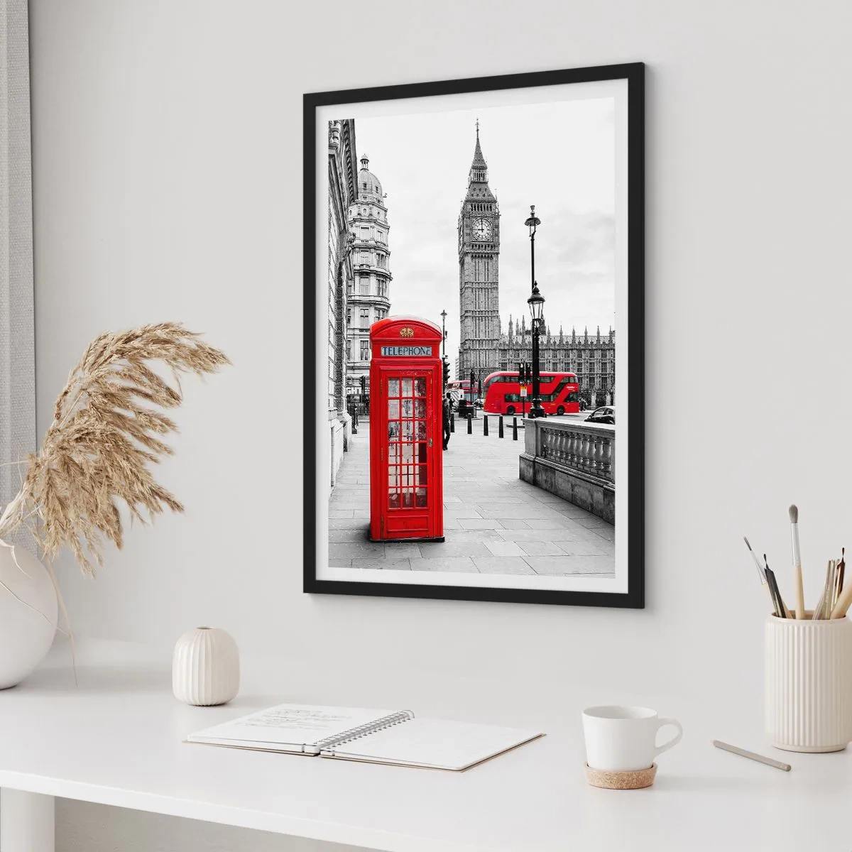 Plakát v černém rámu - Červená telefonní budka s Big Benem a autobusem v pozadí. - 50x70cm - Nepochybně Londýn - Moderní nástěnná dekorace do obývacího pokoje a ložnice ARTTOR