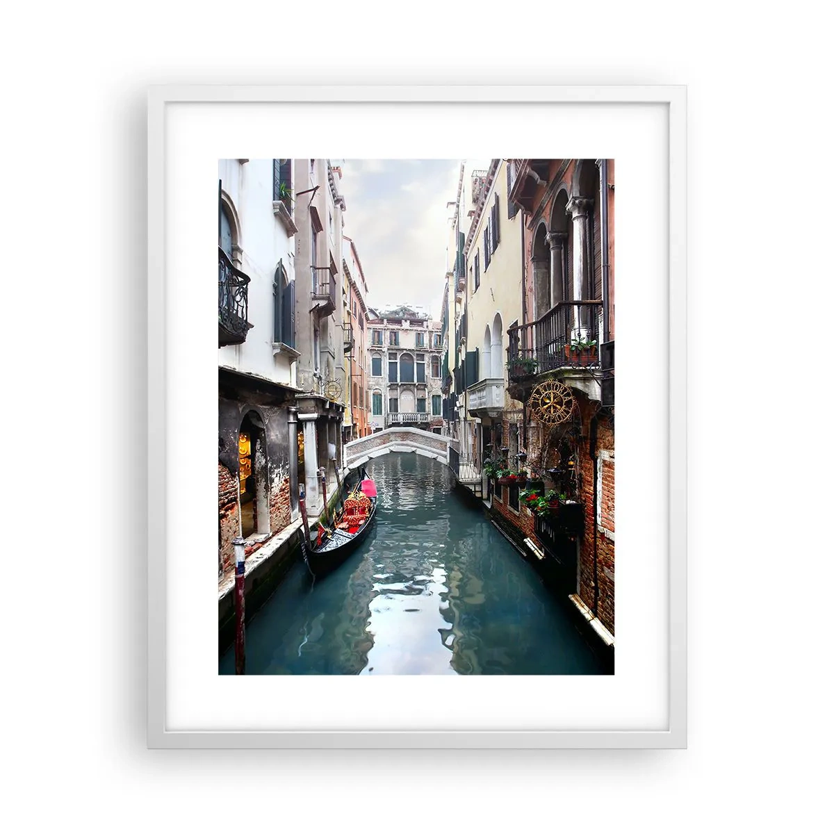 Plakát v bílém rámu - Benátská krajina s gondolou a můstkem - 40x50 cm