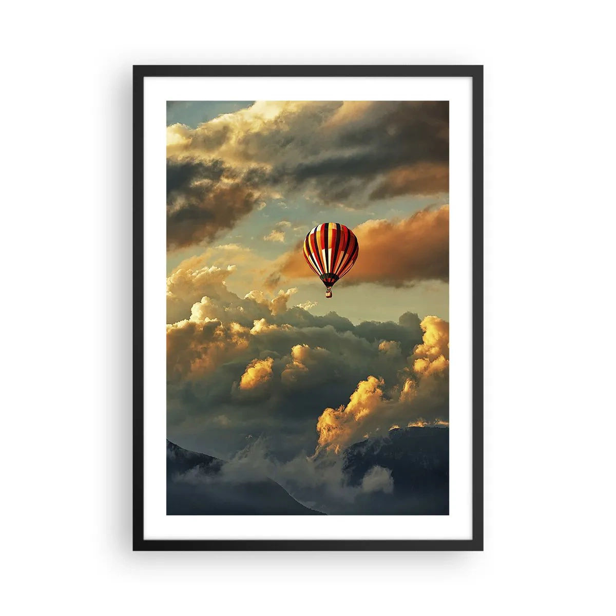 Plakát v černém rámu - Balón mezi mraky při západu slunce - 50x70cm - Letím, protože chci - Moderní nástěnná dekorace do obývacího pokoje a ložnice ARTTOR