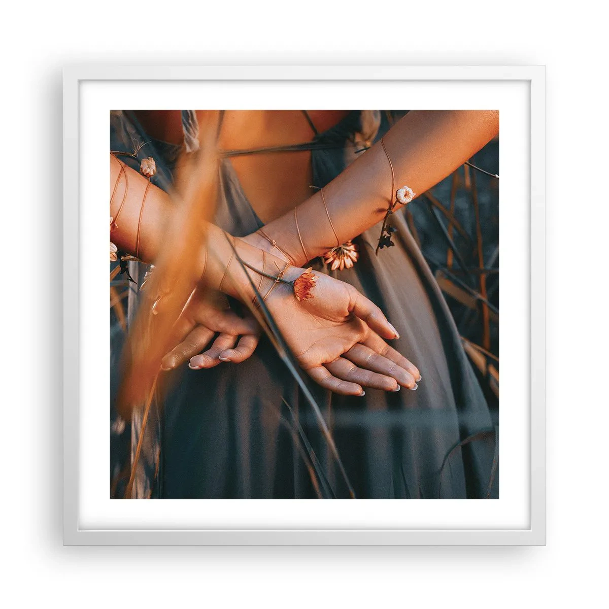 Plakát v bílém rámu - Propojená s přírodou - 50x50 cm