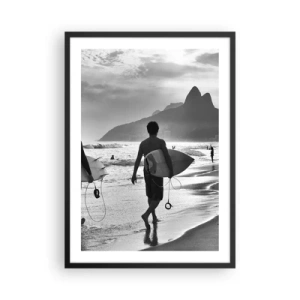 Plakát v černém rámu - Surfař na pláži na černobílé fotografii - 50x70cm - Samba na jednu vlnu - Moderní nástěnná dekorace do obývacího pokoje a ložnice ARTTOR