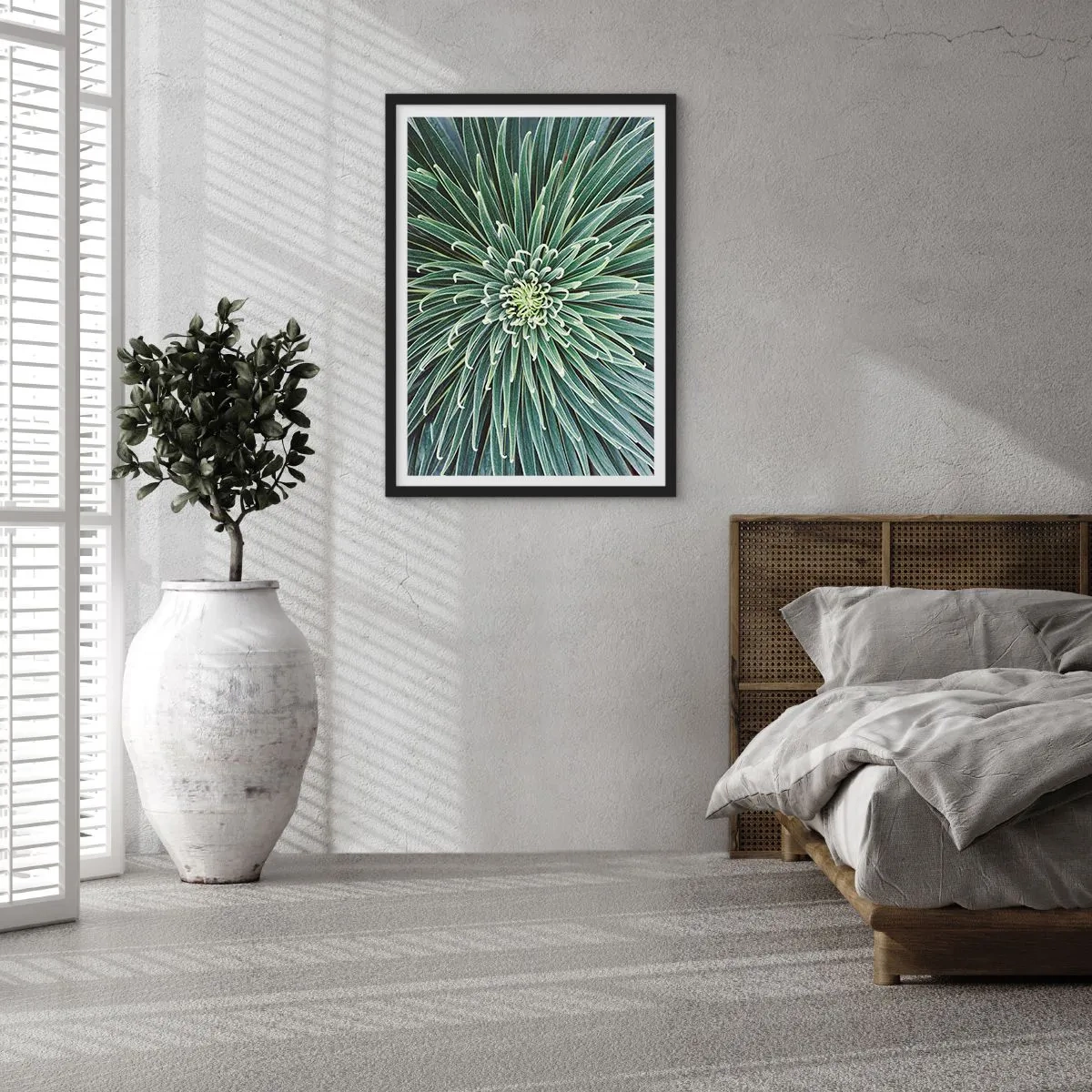 Plakát v černém rámu - Detailní záběr na zelenou rostlinu se symetrickými listy. - 50x70cm - Zrození hvězdy - Moderní nástěnná dekorace do obývacího pokoje a ložnice ARTTOR