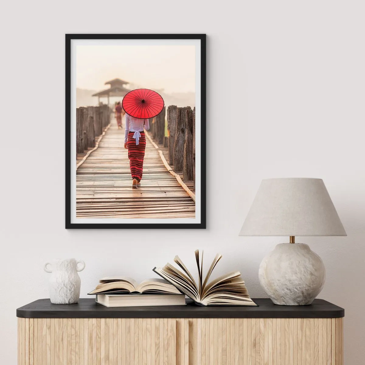 Plakát v černém rámu - Žena s červeným deštníkem na dřevěném mostě - 50x70cm - Na starém mostě - Moderní nástěnná dekorace do obývacího pokoje a ložnice ARTTOR