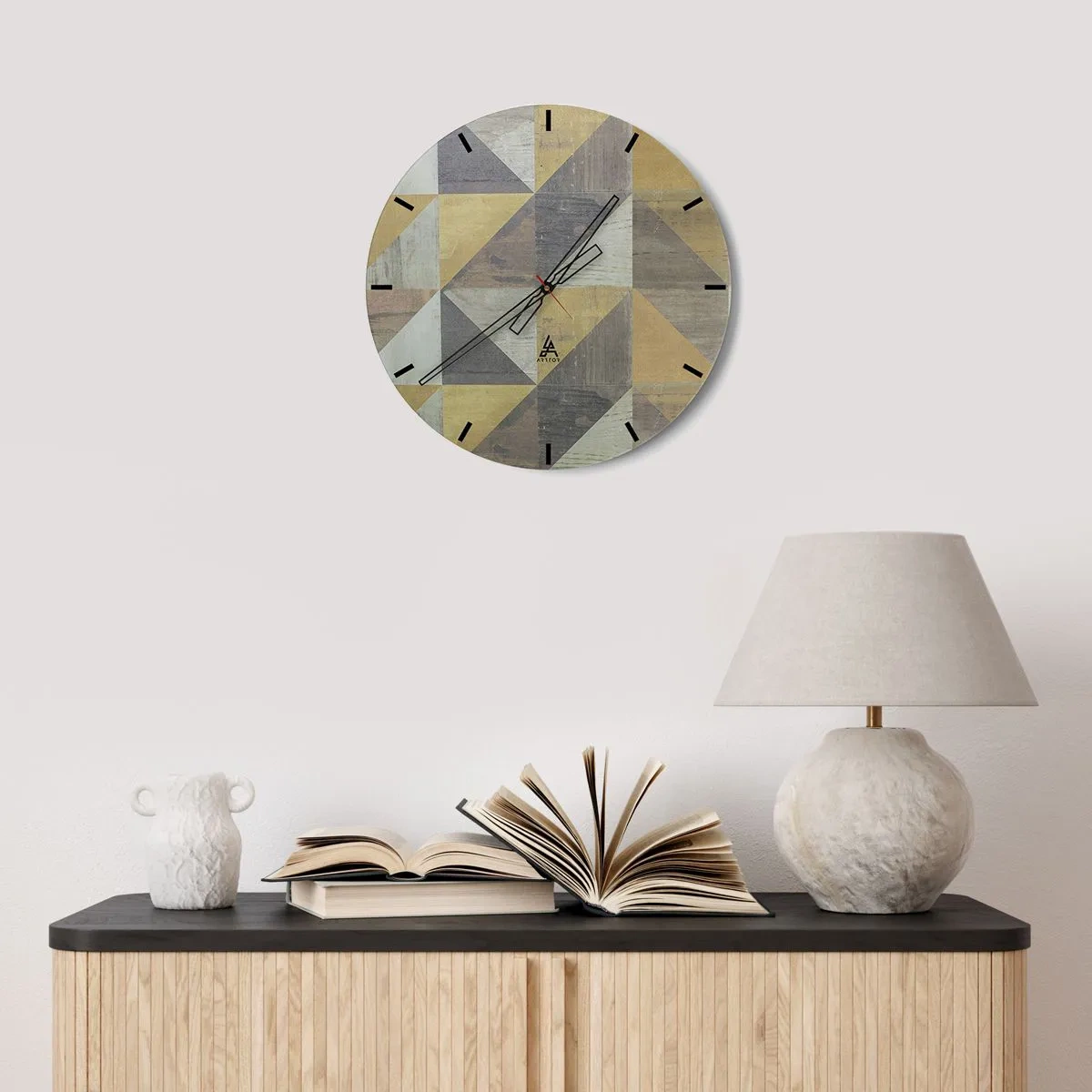 Nástěnné hodiny - Geometrický vzor trojúhelníků v odstínech šedé a béžové - 30x30cm - V úhlu trojúhelníku - Moderní nástěnná dekorace do obývacího pokoje, kuchyně a ložnice ARTTOR