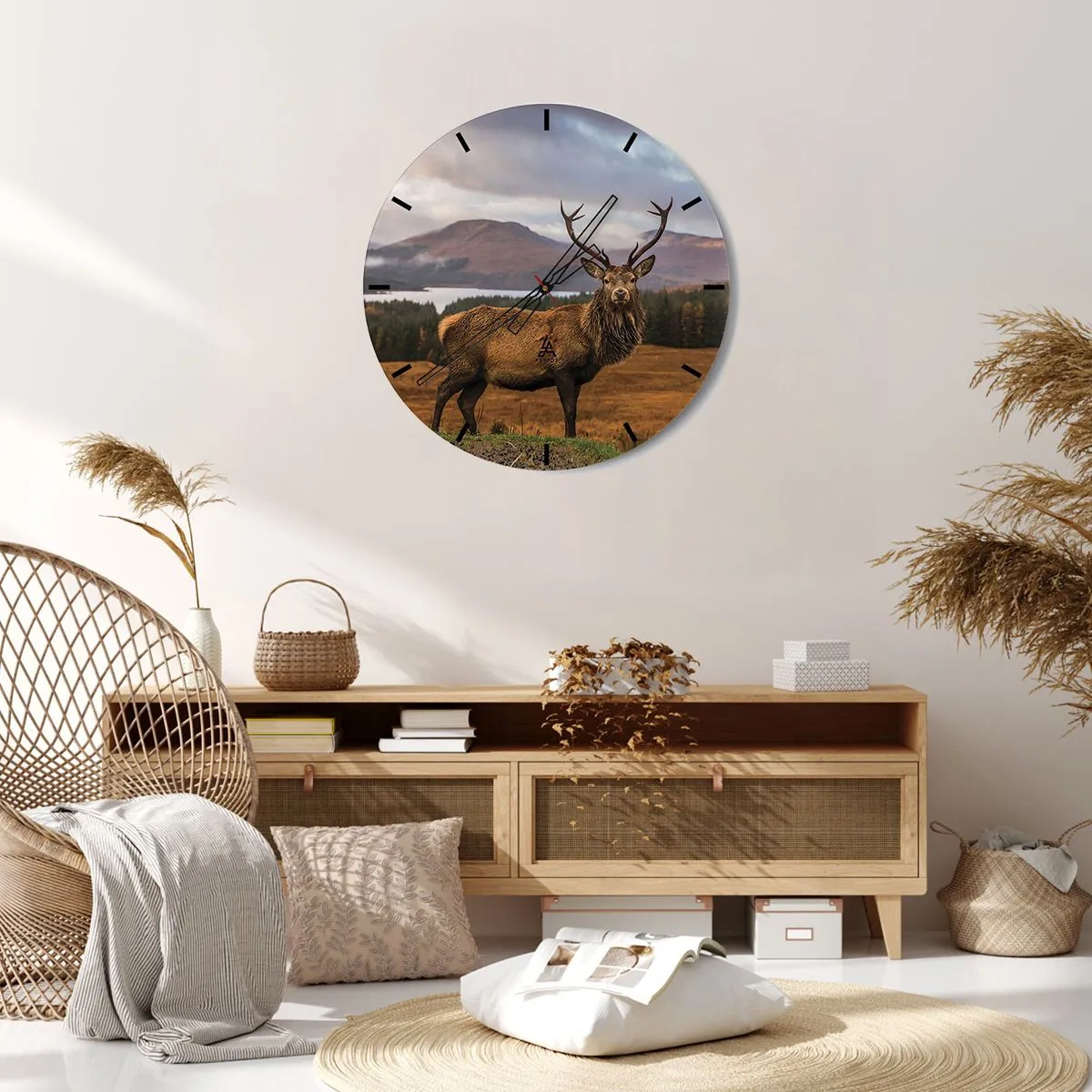 Nástěnné hodiny - Jelen v horské krajině se stromy a jezerem - 30x30cm - Majestát přírody - Moderní nástěnná dekorace do obývacího pokoje, kuchyně a ložnice ARTTOR