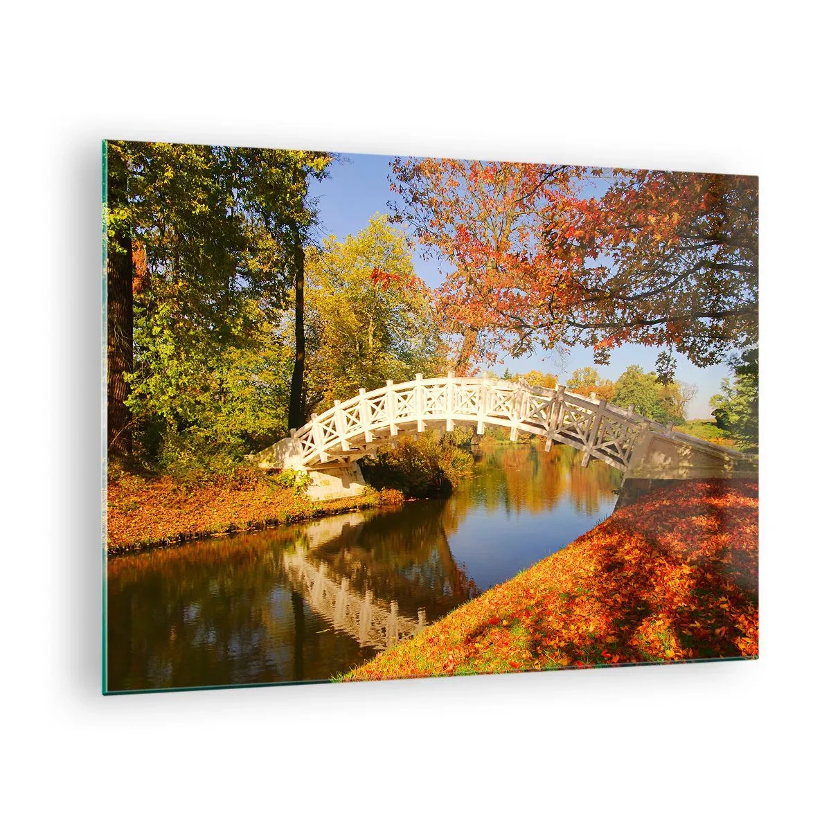 Obraz na skle - Dřevěný most přes řeku obklopený podzimními barvami - 70x50cm - Na bílém můstku vzdechů - Moderní nástěnná dekorace do obývacího pokoje a ložnice ARTTOR