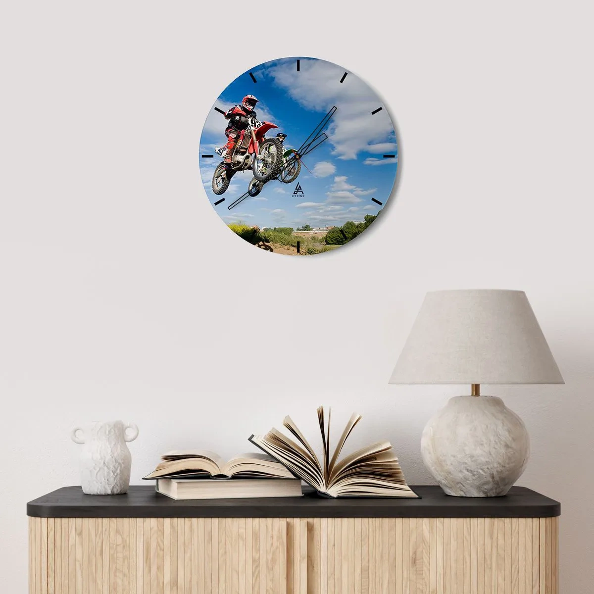 Nástěnné hodiny - Motokros v letu proti obloze - 30x30cm - Skok z oblak - Moderní nástěnná dekorace do obývacího pokoje, kuchyně a ložnice ARTTOR