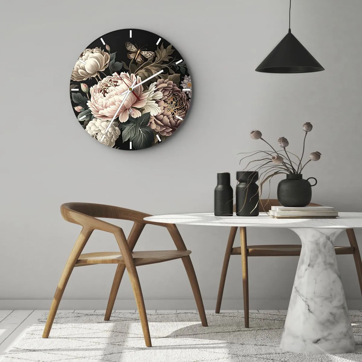Nástěnné hodiny - Růžové pivoňky a motýl na černém pozadí v klasickém stylu - 30x30cm - V barokním stylu - Moderní nástěnná dekorace do obývacího pokoje, kuchyně a ložnice ARTTOR