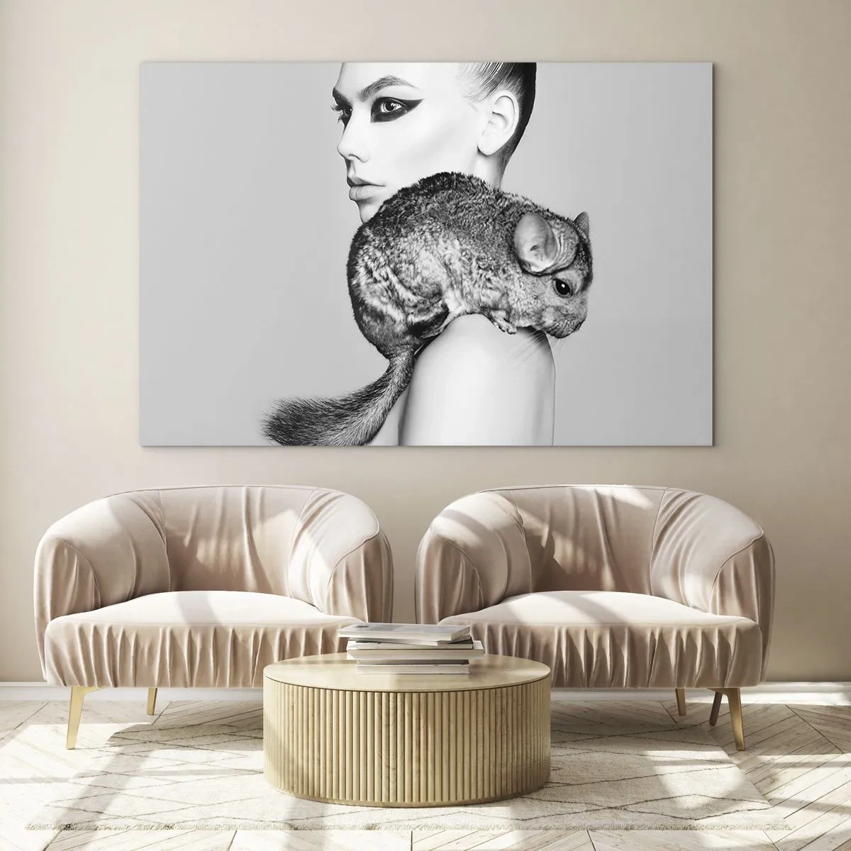 Obraz na skle - Portrét ženy s činčilou v černé a bílé - 70x50cm - Dáma s činčilou - Moderní nástěnná dekorace do obývacího pokoje a ložnice ARTTOR