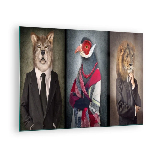 Obraz na skle - Tři zvířata v elegantním oblečení na stylizovaném pozadí - 70x50cm - Co tady dělám?! - Moderní nástěnná dekorace do obývacího pokoje a ložnice ARTTOR