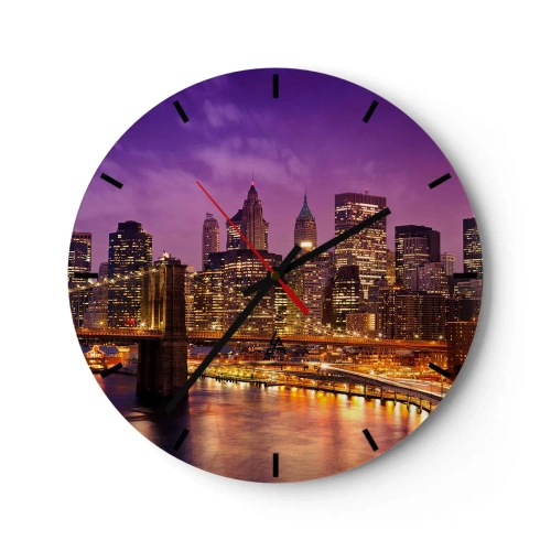 Nástěnné hodiny - Panorama města s mostem a osvětlením ve večerní scenérii - 30x30cm - Fialovo-zlatý Manhattan - Moderní nástěnná dekorace do obývacího pokoje, kuchyně a ložnice ARTTOR