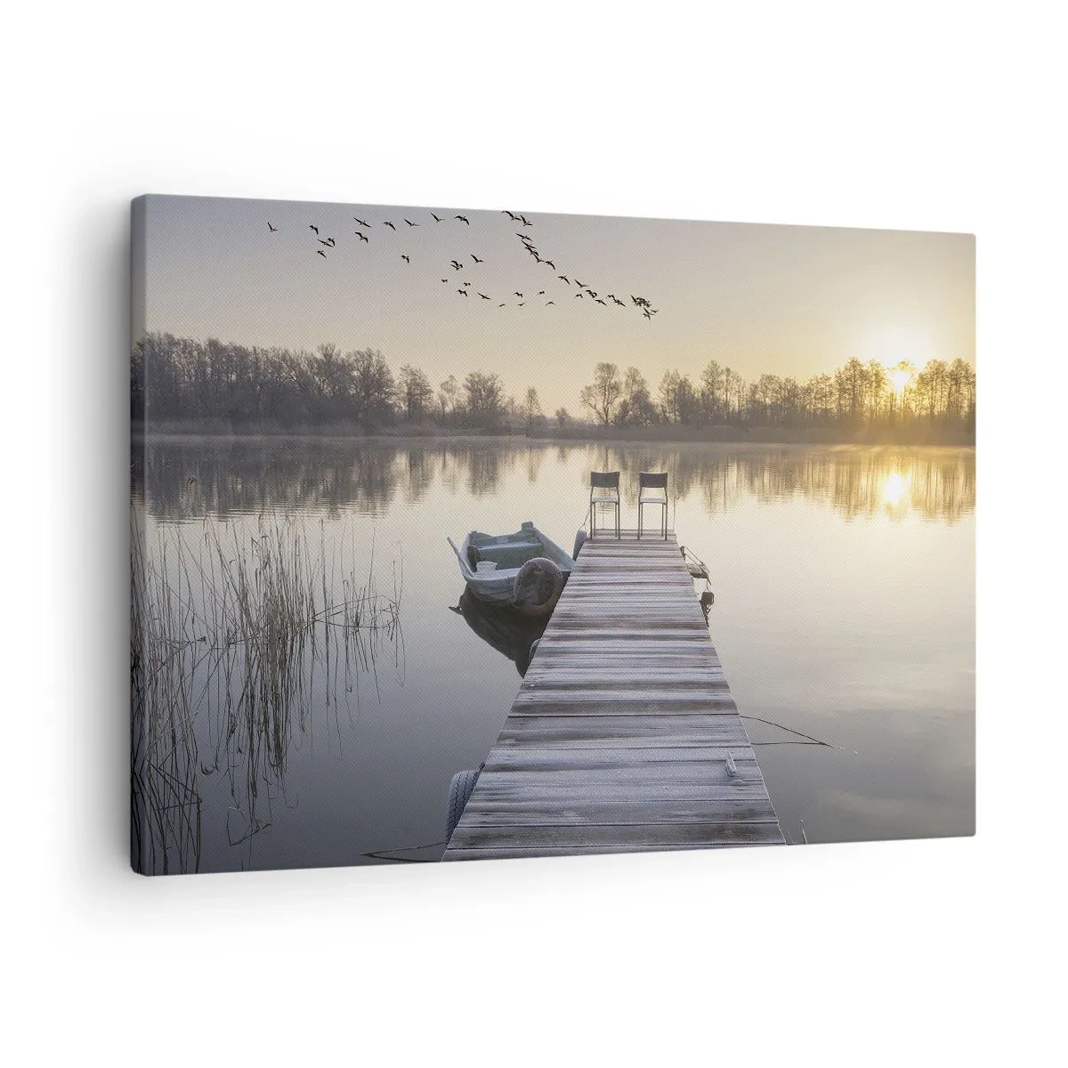 Obraz na plátně - Molo u jezera ráno s lodí a židlemi - 70x50cm - Časem se vrátím - Moderní nástěnná dekorace do obývacího pokoje a ložnice ARTTOR