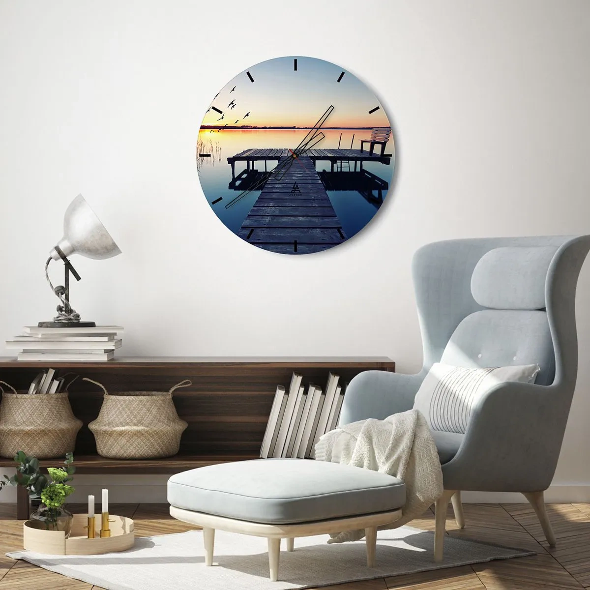 Nástěnné hodiny - Molo nad klidným jezerem při západu slunce - 30x30cm - To byl dobrý den - Moderní nástěnná dekorace do obývacího pokoje, kuchyně a ložnice ARTTOR