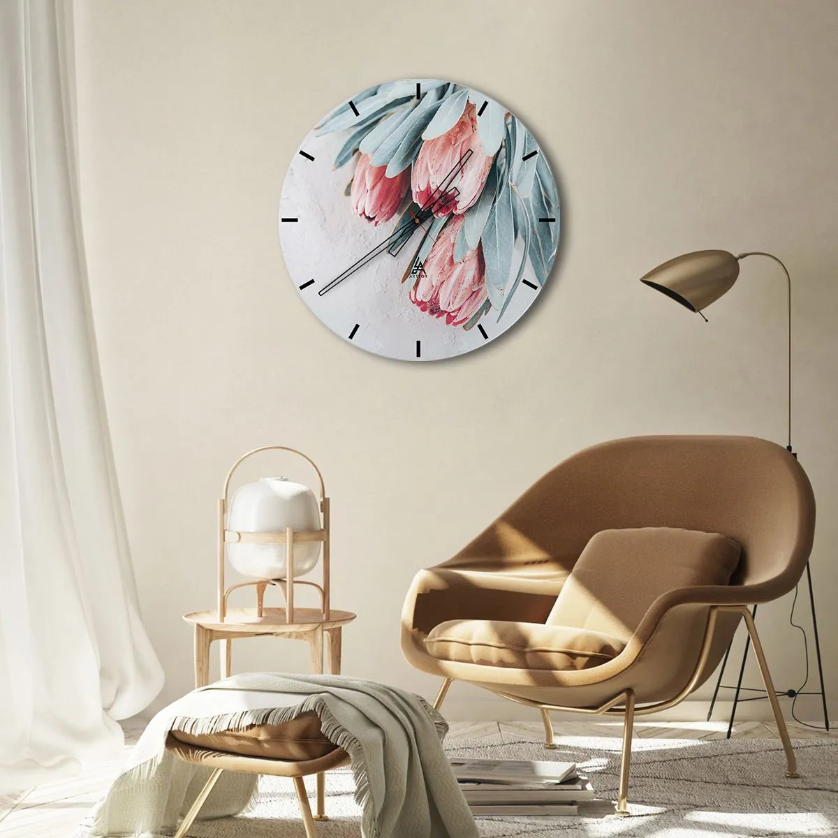 Nástěnné hodiny - Květy protey s bledě modrými listy na světlém pozadí - 30x30cm - Zahanbené svou vlastní krásou - Moderní nástěnná dekorace do obývacího pokoje, kuchyně a ložnice ARTTOR