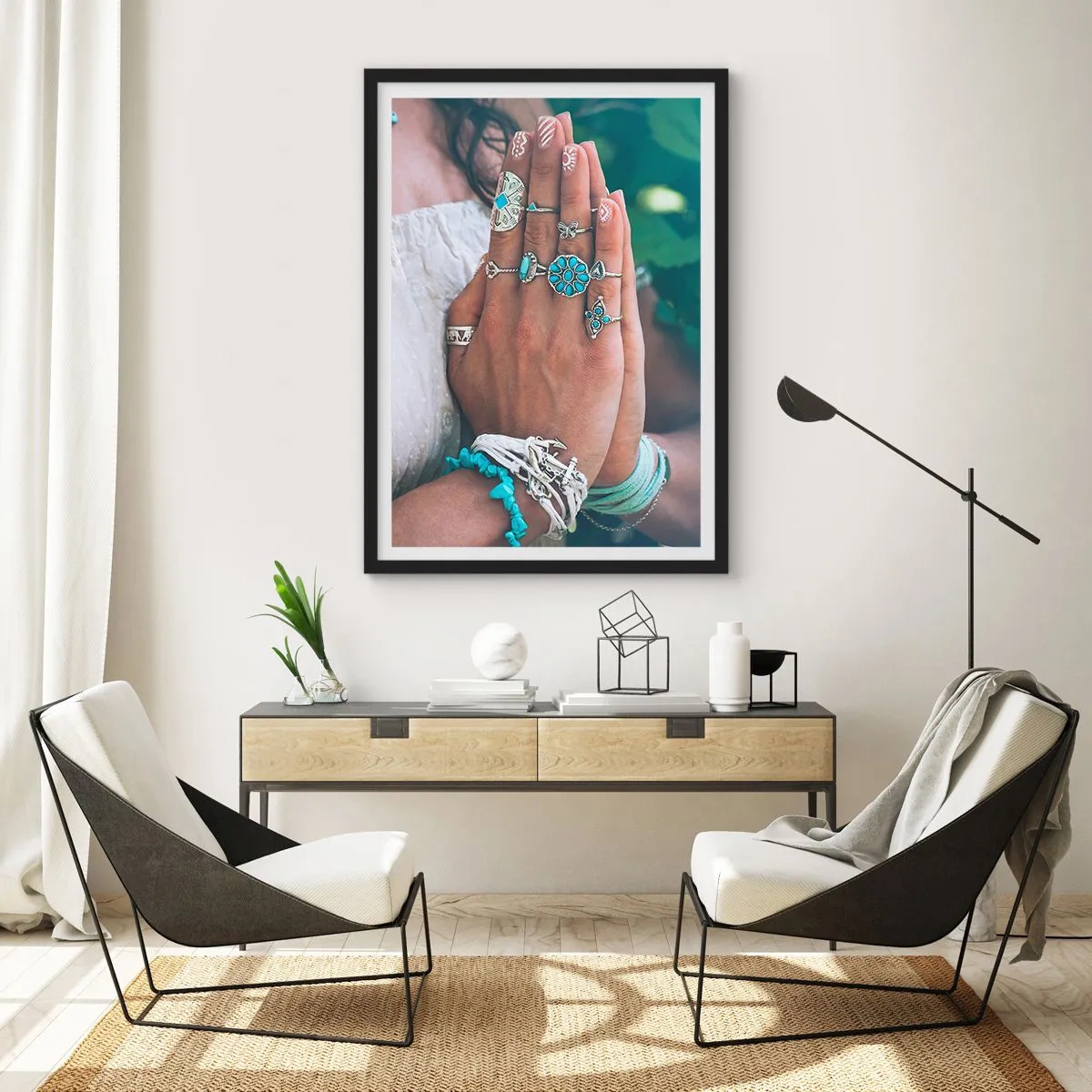 Plakát v černém rámu - Ruce zdobené šperky v boho stylu - 50x70cm - Vítejte v centru bytí - Moderní nástěnná dekorace do obývacího pokoje a ložnice ARTTOR