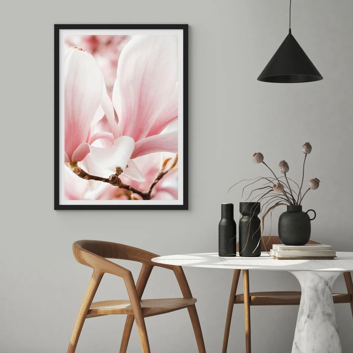 Plakát v černém rámu - Jemné růžové okvětní lístky magnólie na rozmazaném pozadí - 50x70cm - Nesmírnost něžnosti - Moderní nástěnná dekorace do obývacího pokoje a ložnice ARTTOR