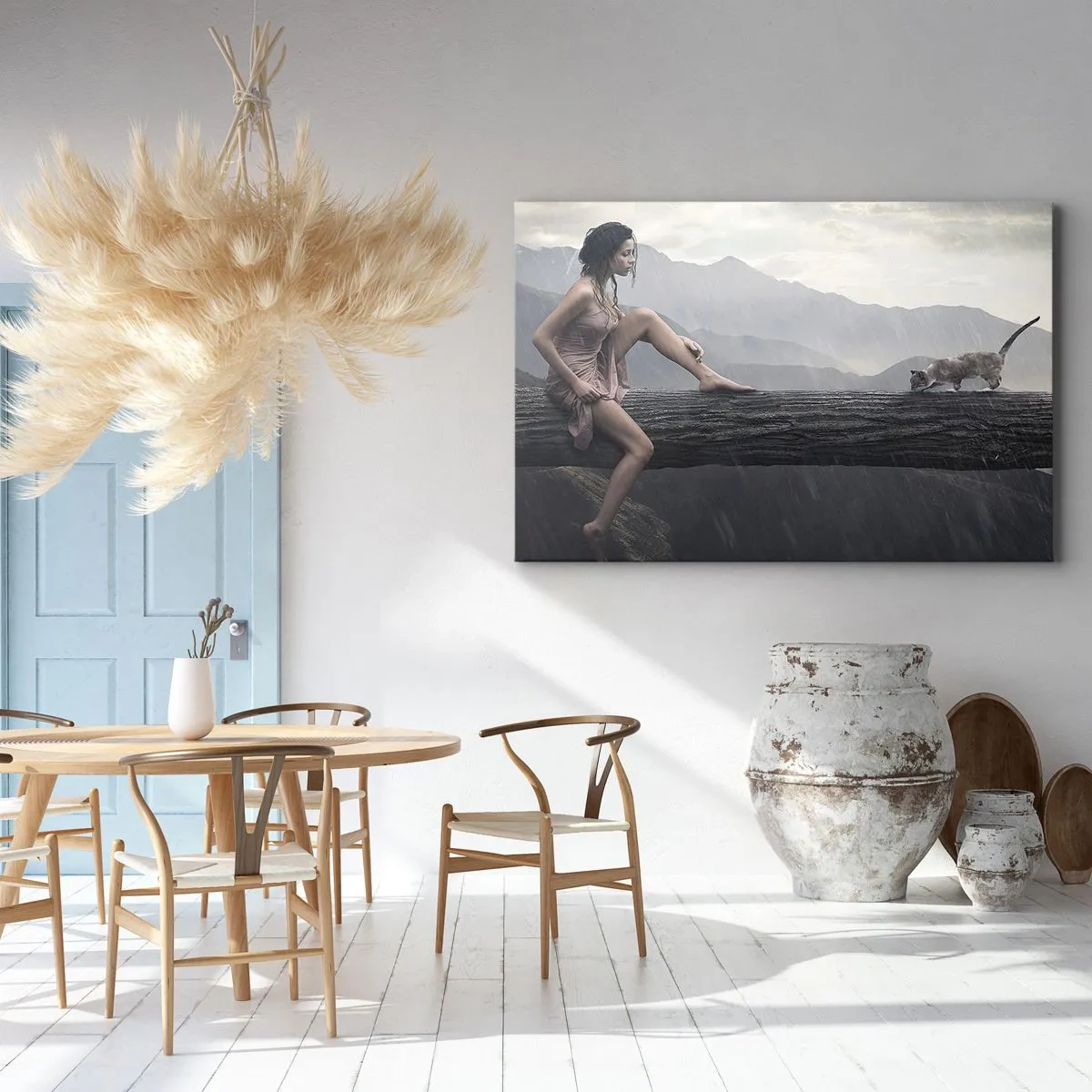 Obraz na plátně - Žena a kočka na kmeni stromu v dešti s výhledem na hory. - 70x50cm - Vrcholy krásy - Moderní nástěnná dekorace do obývacího pokoje a ložnice ARTTOR