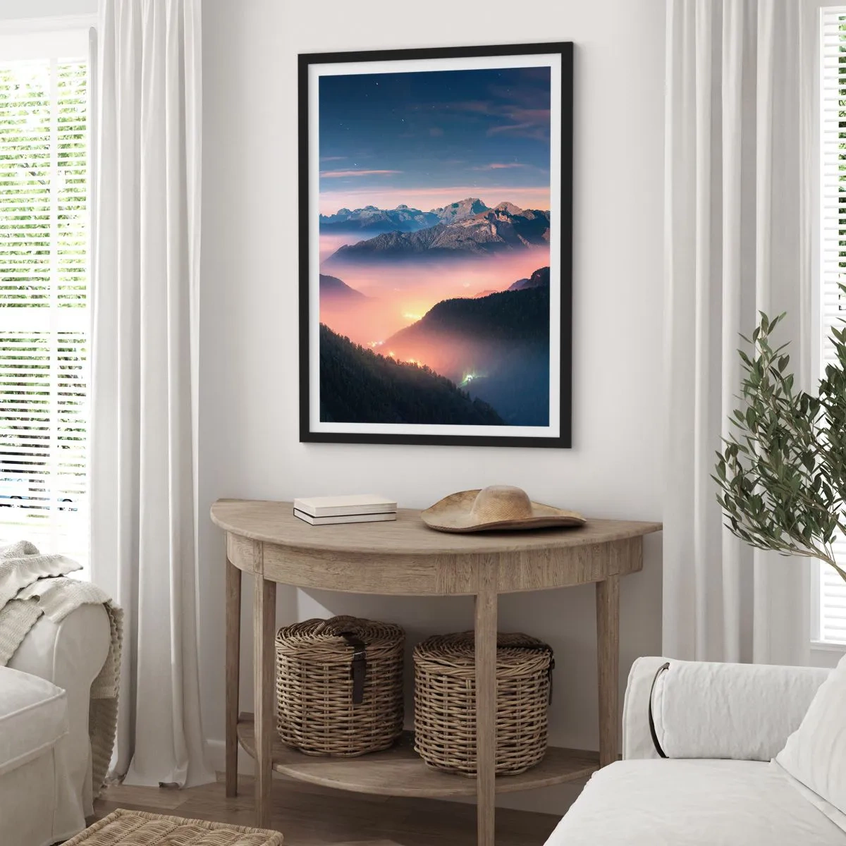 Plakát v černém rámu - Kouzelný výhled na horská údolí osvětlená nočním světlem - 50x70cm - Světlo v údolích - Moderní nástěnná dekorace do obývacího pokoje a ložnice ARTTOR